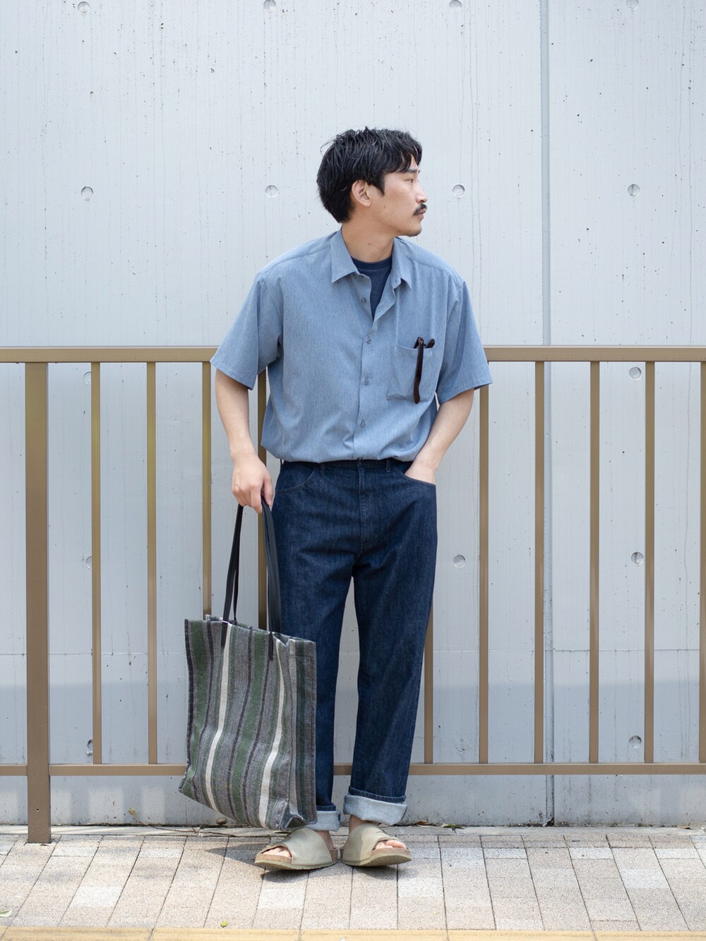 ブルー系のTシャツ/カットソー、ブルー系のシャツ/ブラウス、ブルー系のデニムパンツを着用したメンズの春コーディネートの2枚目の写真