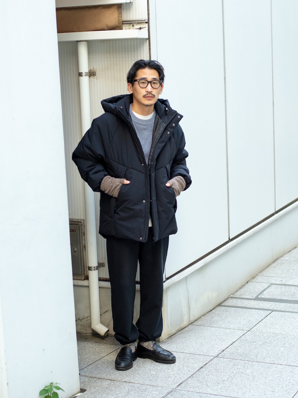 ベージュ系のブルゾン、ホワイト系のニット/セーター、ブラック系のその他パンツを着用したメンズの秋コーディネートの2枚目の写真