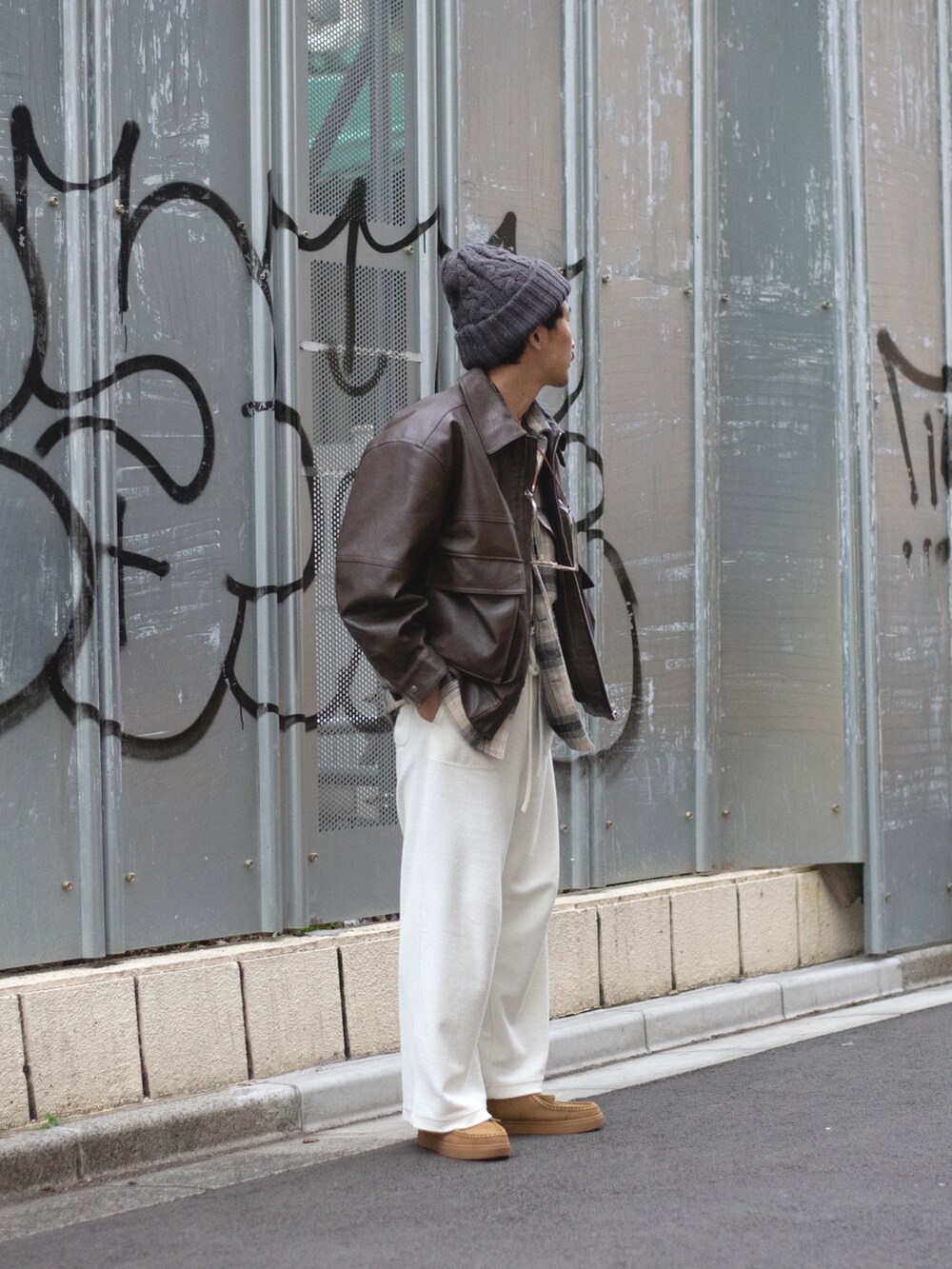 ホワイト系のその他パンツ、ブラウン系のブルゾン、ブラウン系のブルゾンを着用したメンズの冬コーディネートの2枚目の写真