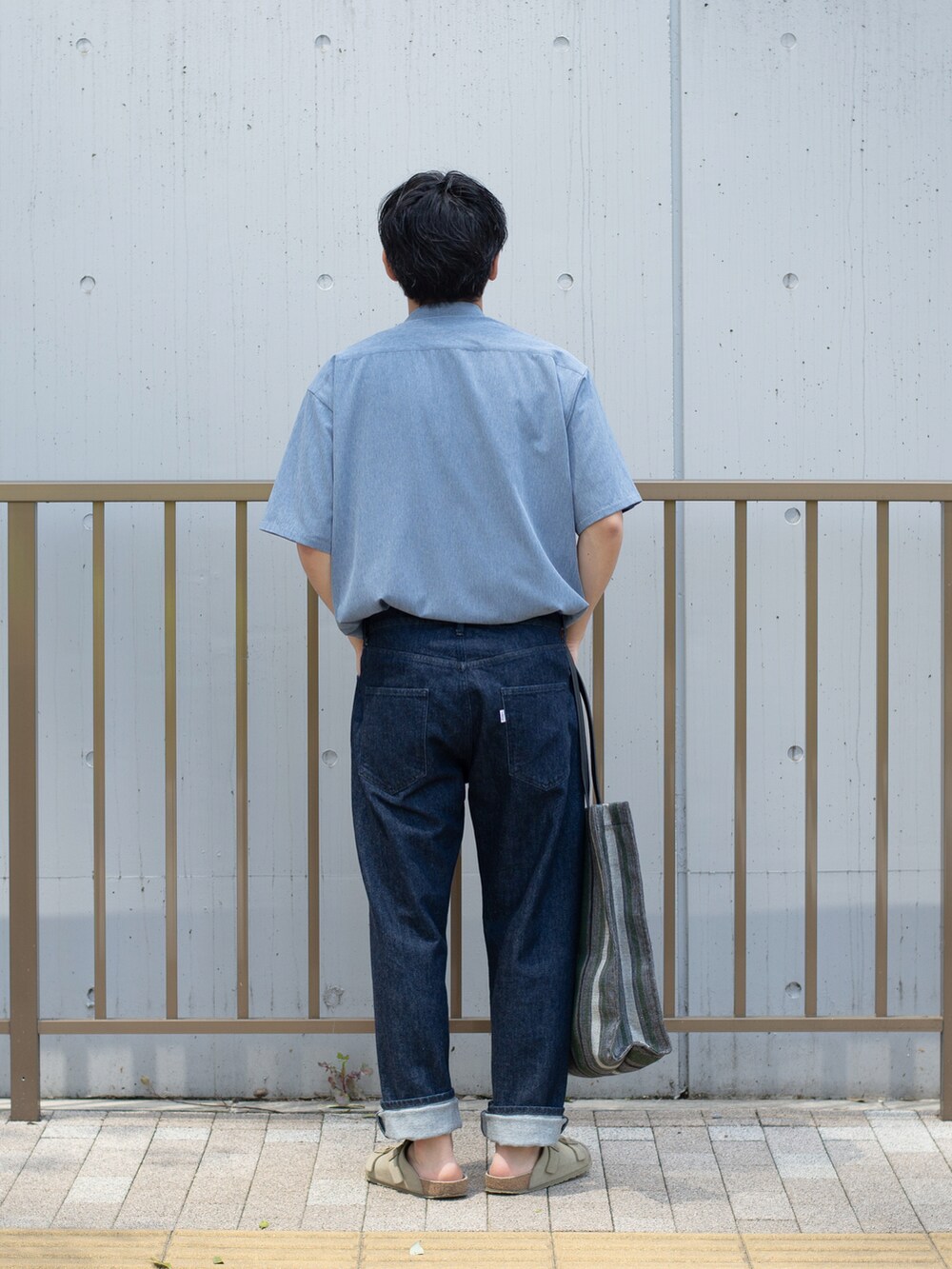 ブルー系のTシャツ/カットソー、ブルー系のシャツ/ブラウス、ブルー系のデニムパンツを着用したメンズの春コーディネートの3枚目の写真