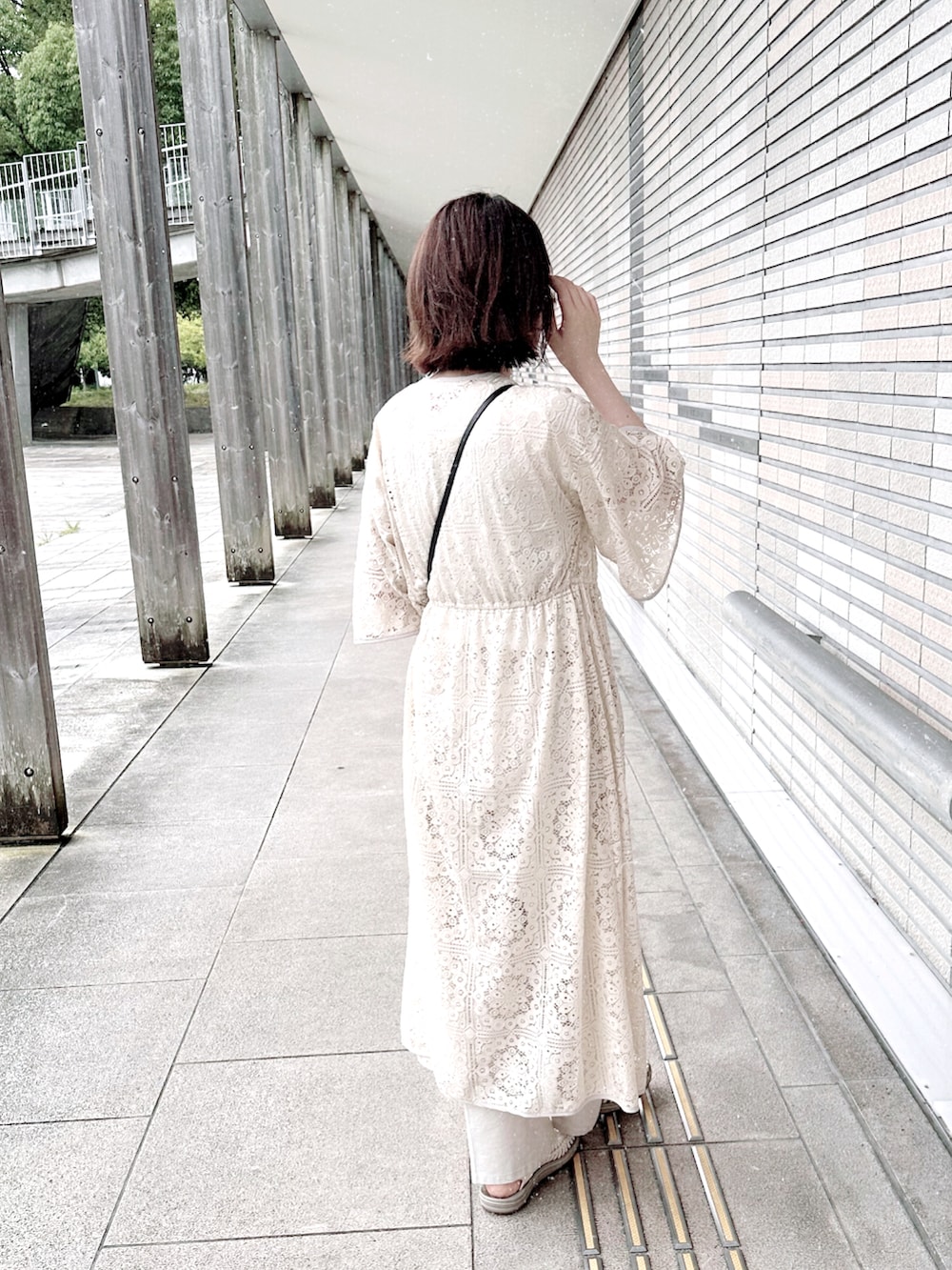 ベージュ系のジャケット/アウター、ホワイト系のパンツ、ベージュ系のサンダルを着用したレディースの夏コーディネートの2枚目の写真