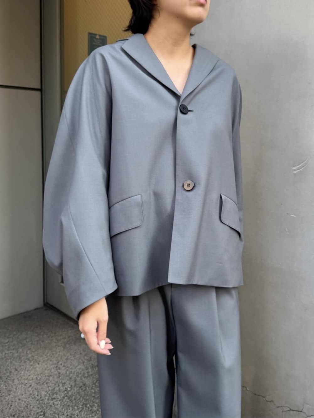 グレー系のその他アウター、グレー系のタンクトップ、グレー系のその他パンツを着用したレディースの春コーディネートの2枚目の写真