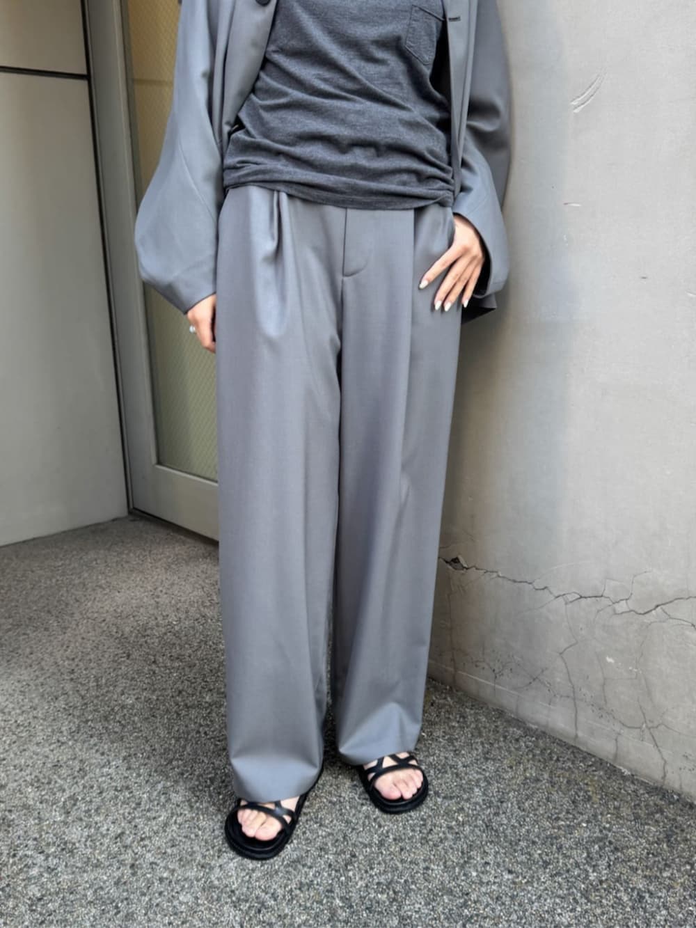 グレー系のその他アウター、グレー系のタンクトップ、グレー系のその他パンツを着用したレディースの春コーディネートの3枚目の写真