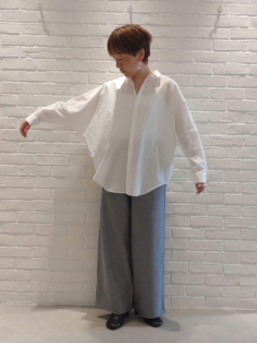 「TOMORROWLAND、トゥモローランド、GALERIE VIE、JVAM、sisi joia、ワイドシャツ、イージーパンツ、ワイドパンツ、モノトーン、大人カジュアル、デイリーカジュアル」｜「GALERIE VIEのコットンタイプライター レギュラーワイドシャツ（シャツ/ブラウス、ホワイト系）」を使った、TOMORROWLAND_kimuraさん（レディース・161cm）の春コーディネートの2枚目の写真
