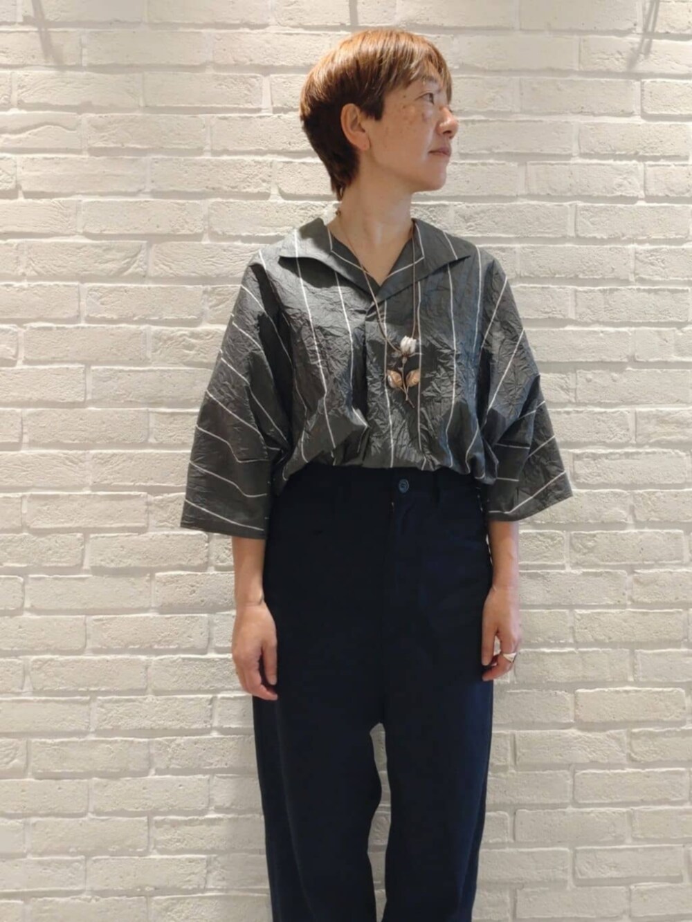 「TOMORROWLAND、トゥモローランド、GALERIE VIE、CONTRE ALLEE、RENARD BIJOUX、ストライプシャツ、ワッシャーシャツ、大人カジュアル、デイリーカジュアル」｜「GALERIE VIEのドライカツラギ 5ポケットパンツ（その他パンツ、ブルー系）」を使った、TOMORROWLAND_kimuraさん（レディース・161cm）の春コーディネートの2枚目の写真
