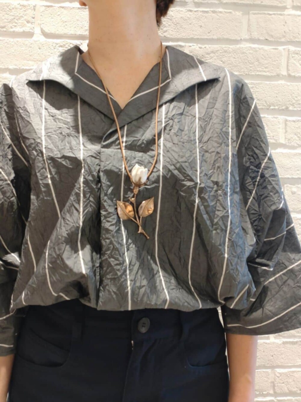 「TOMORROWLAND、トゥモローランド、GALERIE VIE、CONTRE ALLEE、RENARD BIJOUX、ストライプシャツ、ワッシャーシャツ、大人カジュアル、デイリーカジュアル」｜「GALERIE VIEのドライカツラギ 5ポケットパンツ（その他パンツ、ブルー系）」を使った、TOMORROWLAND_kimuraさん（レディース・161cm）の春コーディネートの3枚目の写真