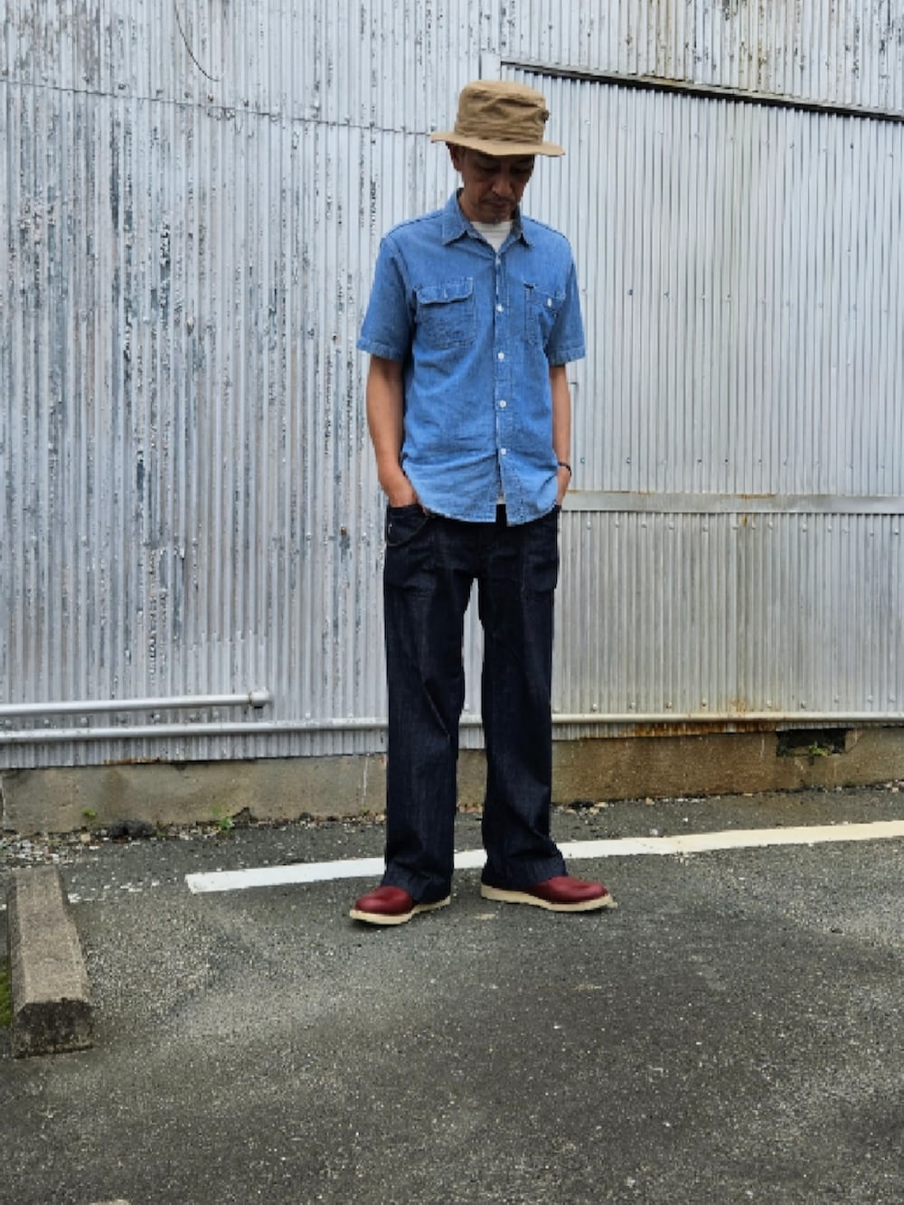 ブルー系のシャツ/ブラウス、ブルー系のデニムパンツ、ブラウン系のブーツを着用したメンズの秋コーディネートの3枚目の写真