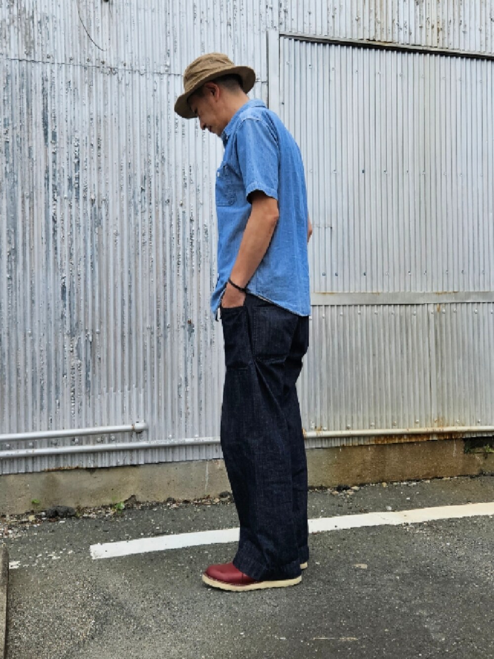 ブルー系のシャツ/ブラウス、ブルー系のデニムパンツ、ブラウン系のブーツを着用したメンズの秋コーディネートの2枚目の写真