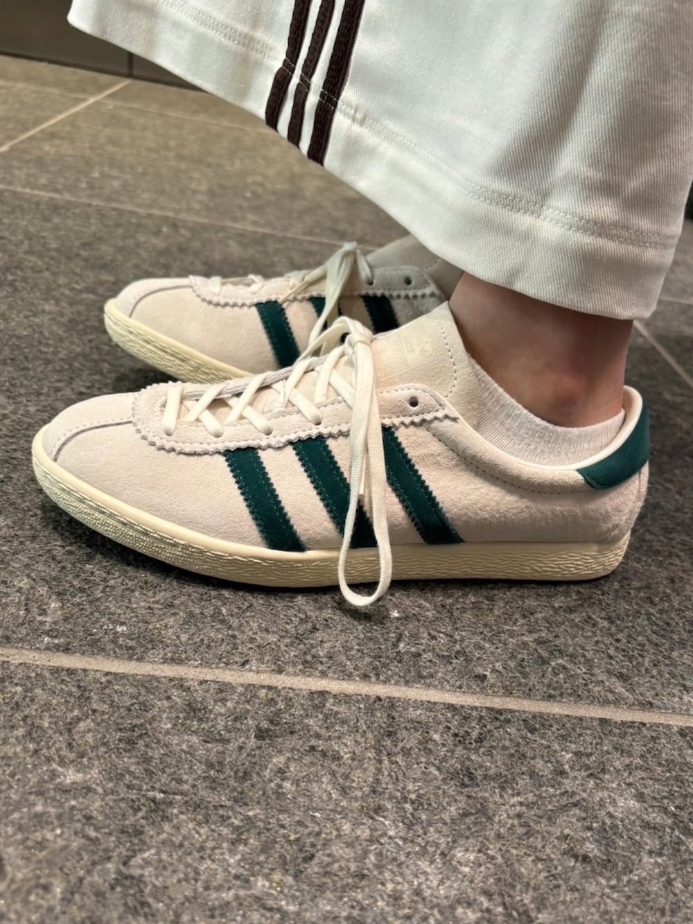 ホワイト系のシューズ、ホワイト系のスカート、ブラウン系のジャージを着用したレディースの秋コーディネートの3枚目の写真