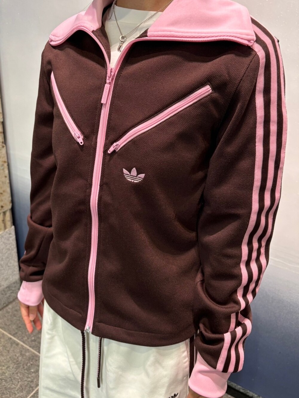 ホワイト系のシューズ、ホワイト系のスカート、ブラウン系のジャージを着用したレディースの秋コーディネートの2枚目の写真