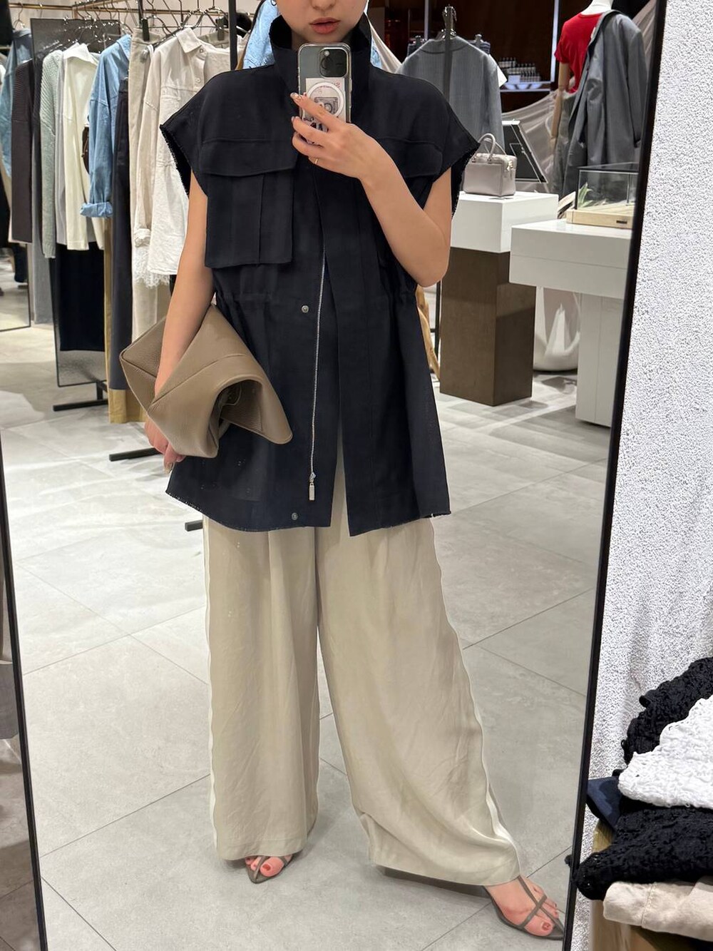 ベージュ系のその他パンツ、ベージュ系のサンダル、グレー系のベストを着用したレディースの春コーディネートの8枚目の写真