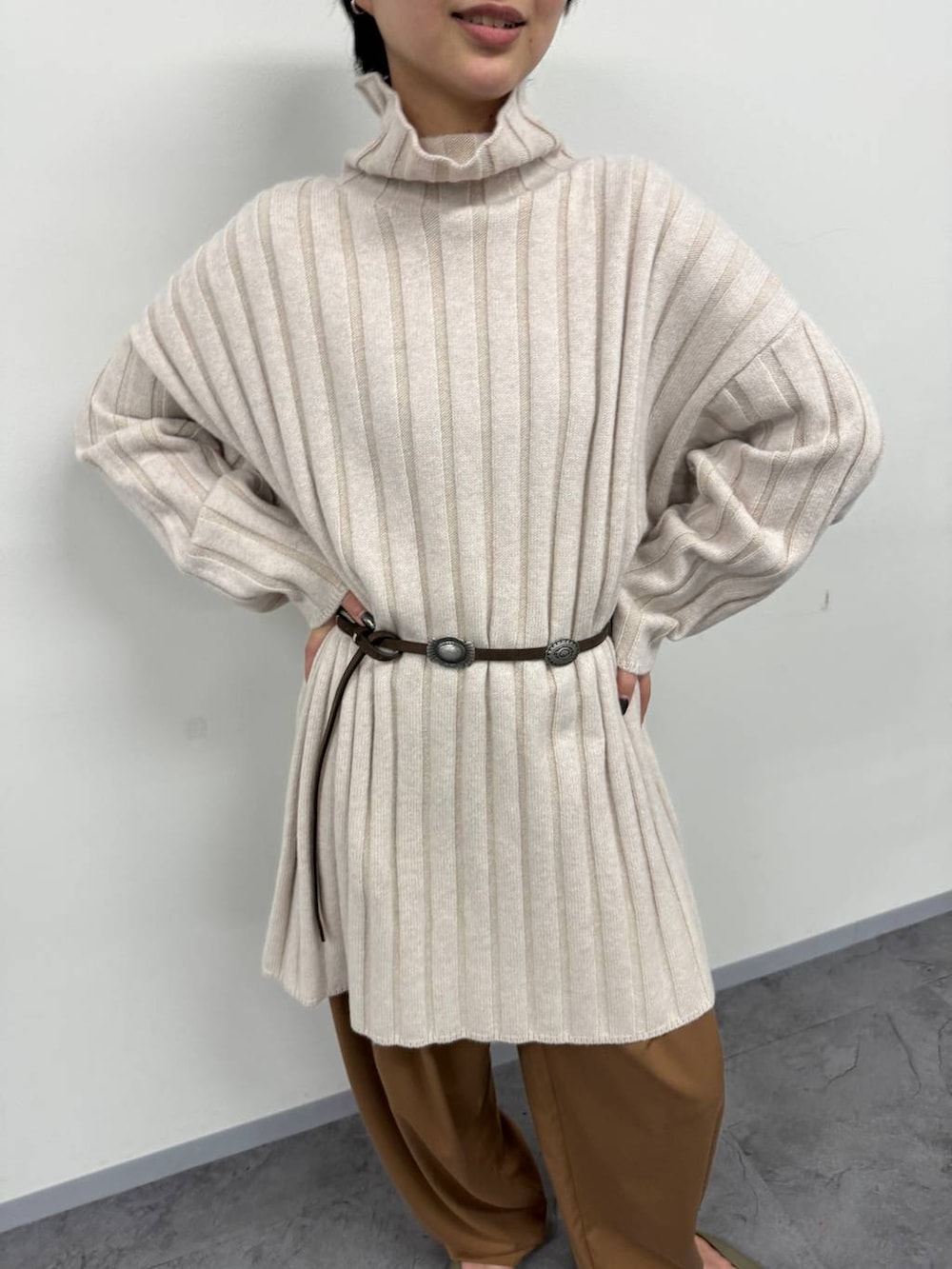 グリーン系のパンプス、ホワイト系のワンピース、ブラウン系のその他パンツを着用したレディースの秋コーディネートの4枚目の写真