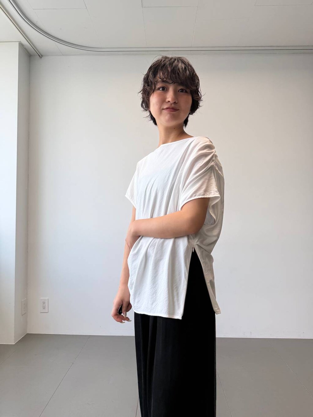 ブラック系のサンダル、ブラック系のその他パンツ、ホワイト系のシャツ/ブラウスを着用したレディースの夏コーディネートの5枚目の写真