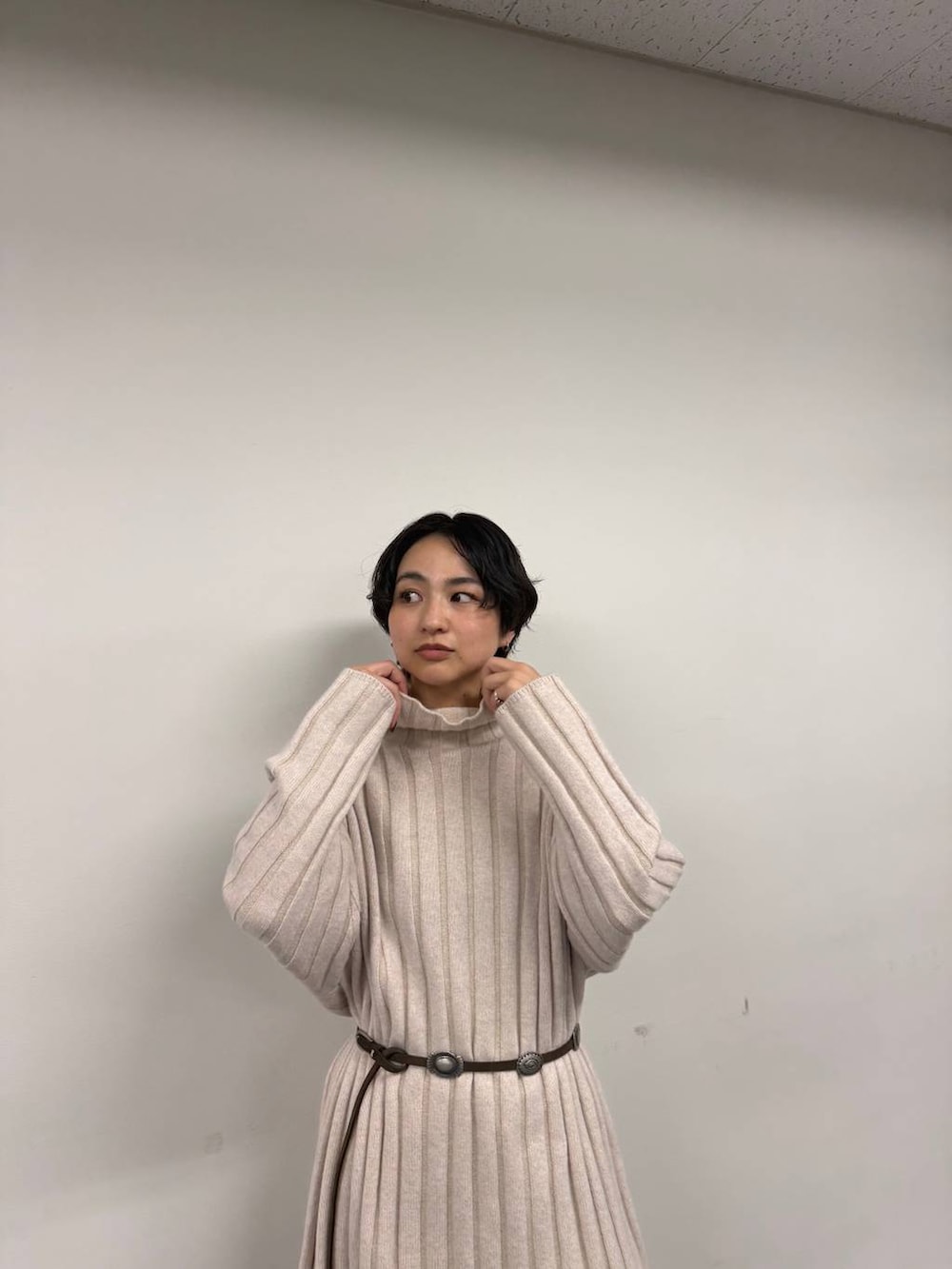 グリーン系のパンプス、ホワイト系のワンピース、ブラウン系のその他パンツを着用したレディースの秋コーディネートの5枚目の写真