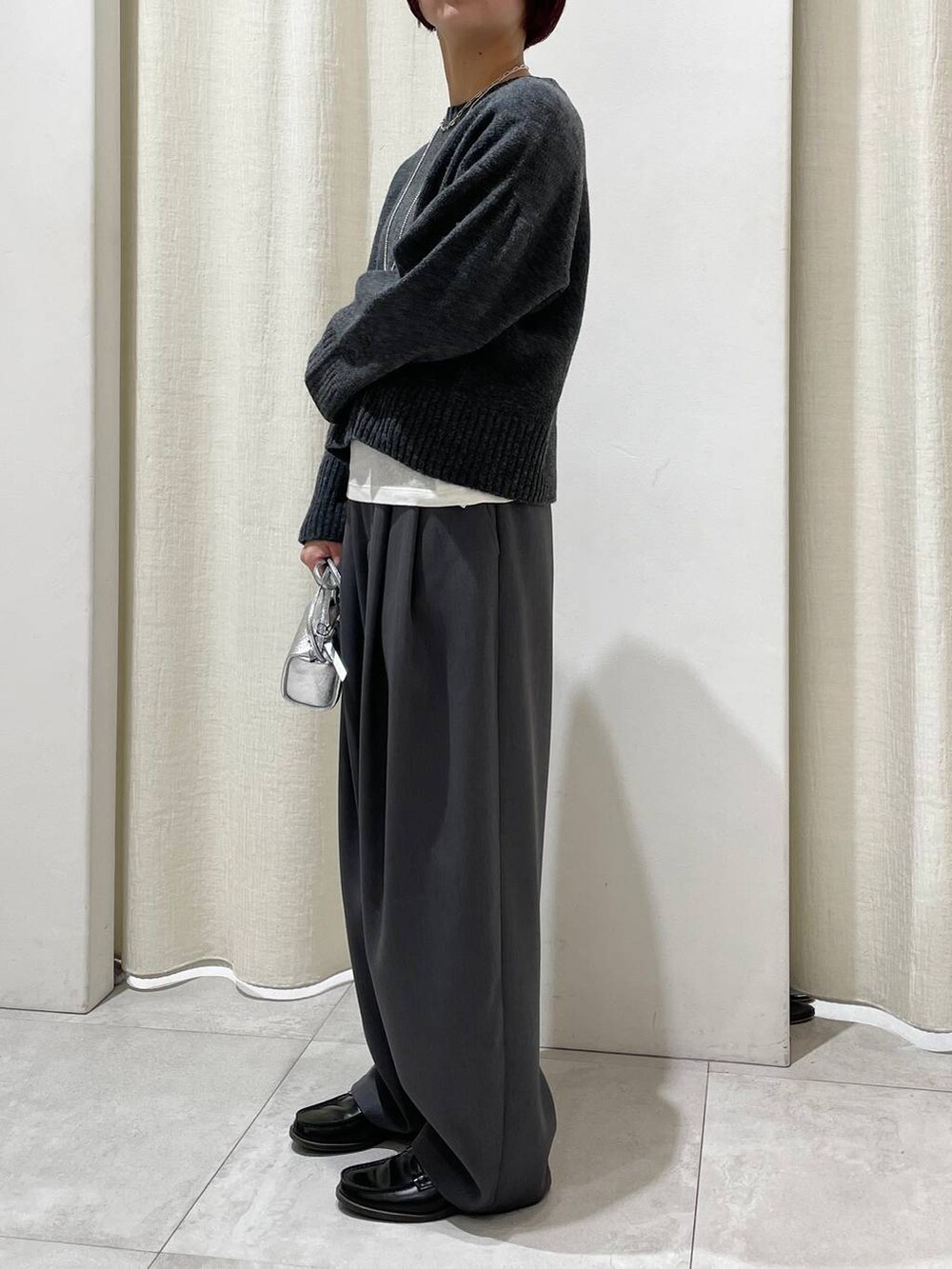 シルバー系のショルダーバッグ、ホワイト系のTシャツ/カットソー、グレー系のその他パンツを着用したレディースの冬コーディネートの2枚目の写真