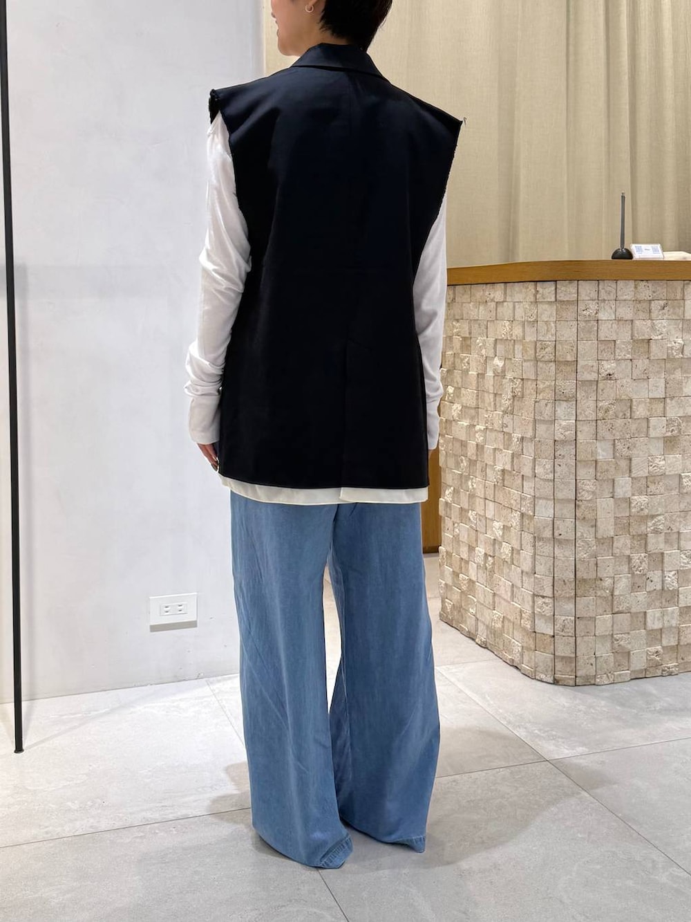 レッド系のパンプス、ブルー系のその他パンツ、ブルー系のその他アウターを着用したレディースの夏コーディネートの2枚目の写真