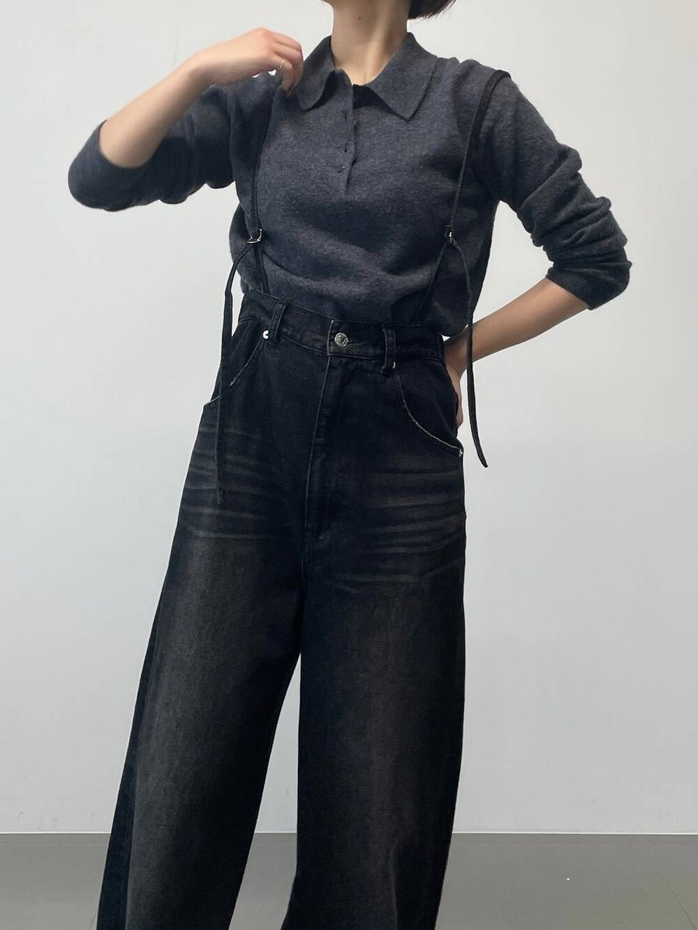 ブラック系のデニムパンツ、レッド系のパンプス、グレー系のニット/セーターを着用したレディースの秋コーディネートの2枚目の写真