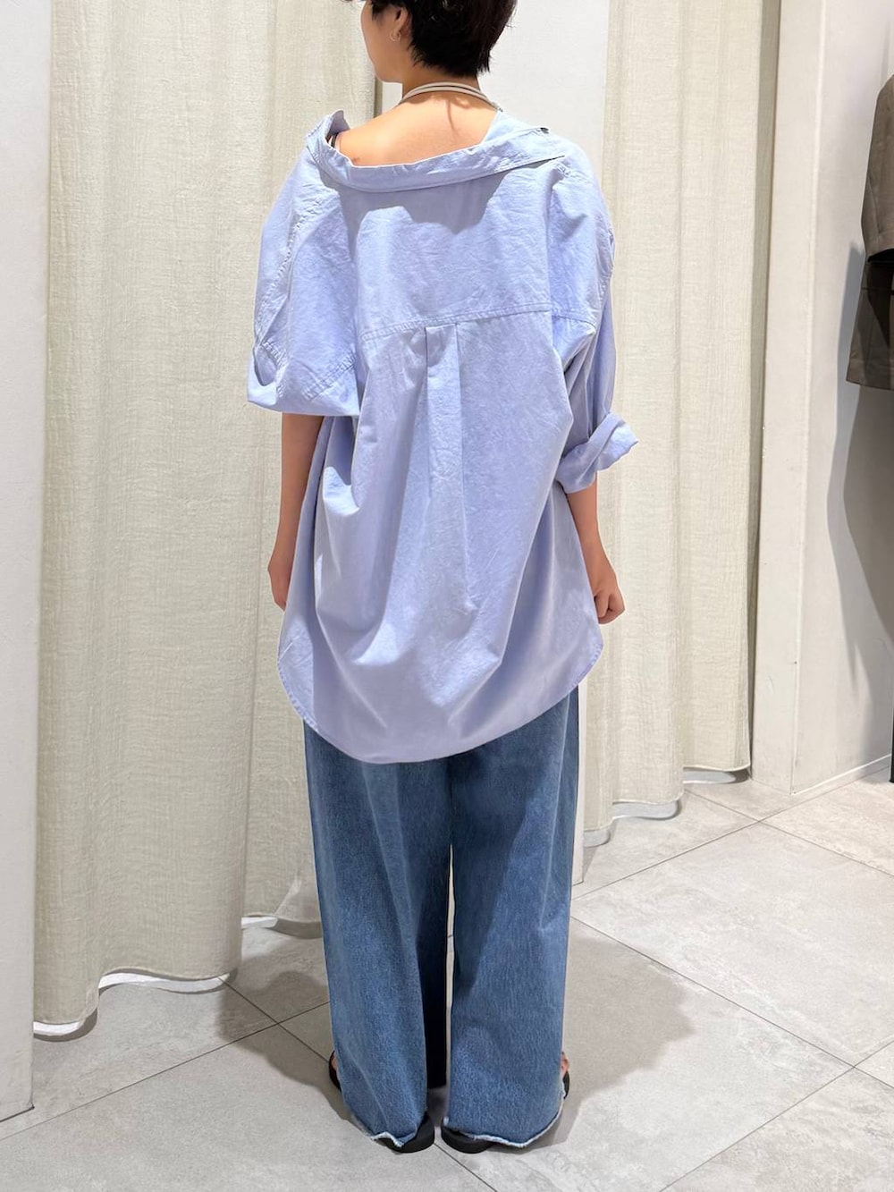 ブルー系のデニムパンツ、ブルー系のシャツ/ブラウス、ブラック系のキャミソールを着用したレディースの夏コーディネートの3枚目の写真