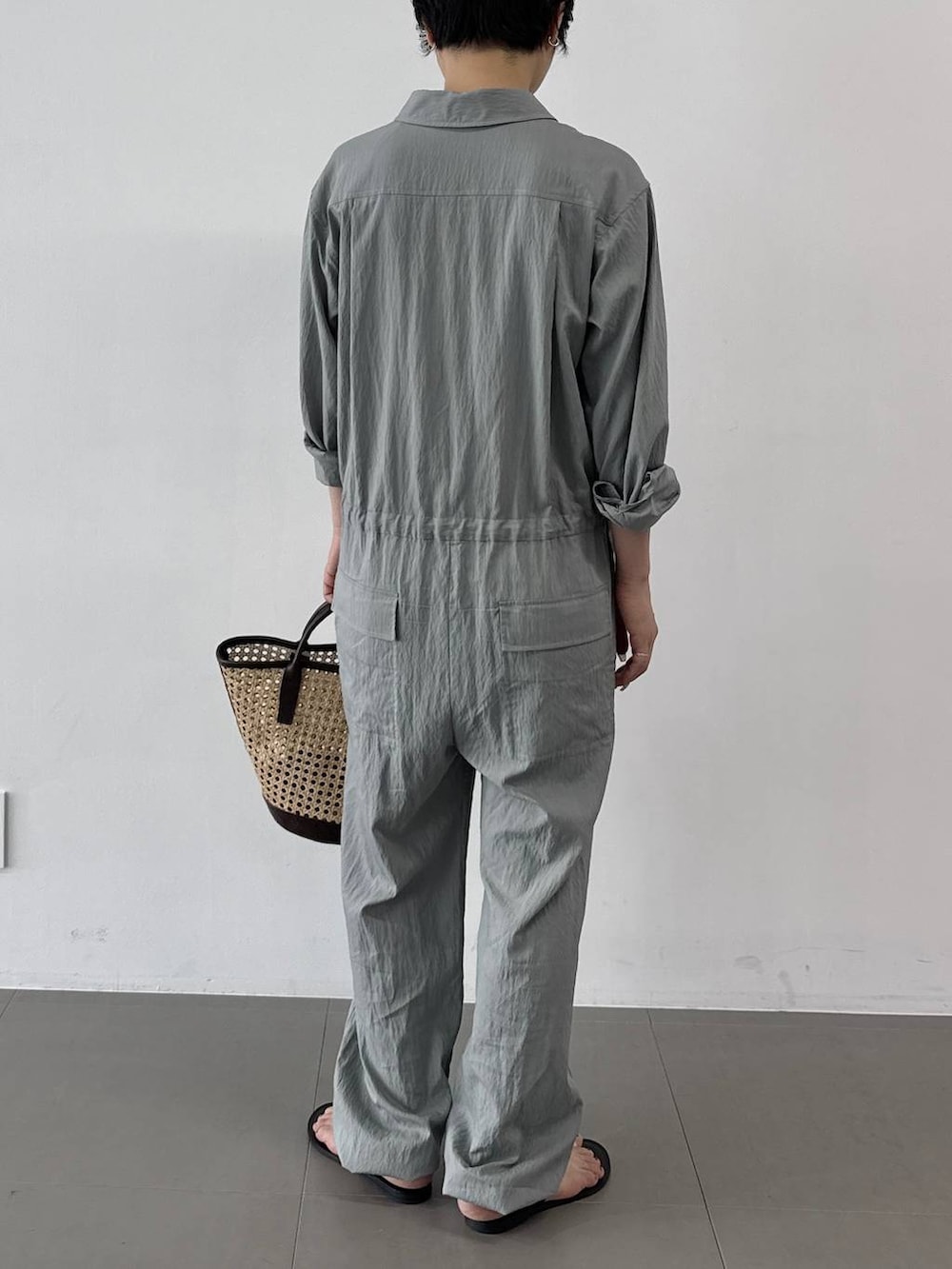 グリーン系のつなぎ/オールインワンを着用したレディースの春コーディネートの4枚目の写真