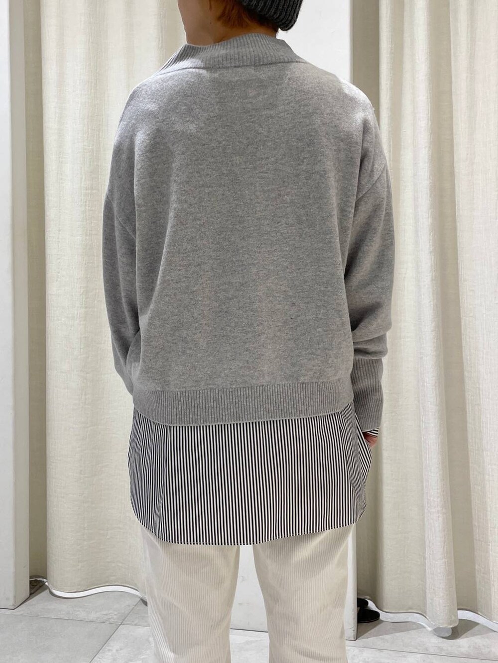 ホワイト系のその他パンツ、ブラック系のシャツ/ブラウス、グレー系のニット/セーターを着用したレディースの冬コーディネートの3枚目の写真