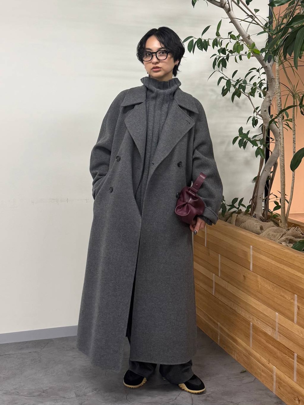 グレー系のワンピース、グレー系のその他パンツ、グレー系のステンカラーコートを着用したレディースの秋コーディネートの5枚目の写真