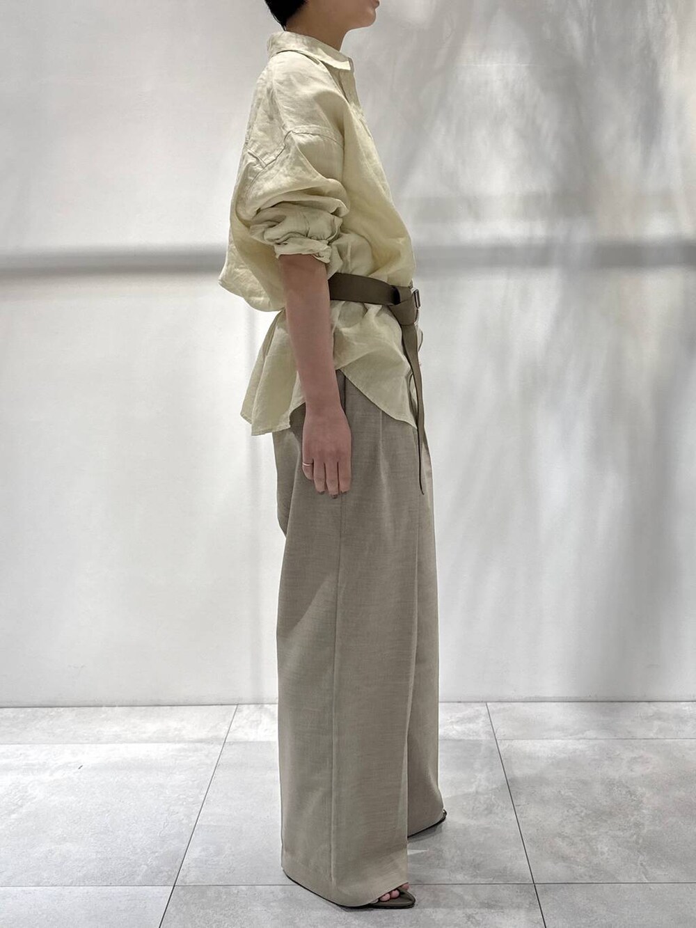 ベージュ系のサンダル、ベージュ系のシャツ/ブラウス、ベージュ系のスラックスを着用したレディースの春コーディネートの2枚目の写真