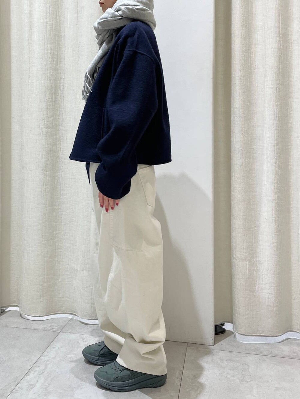 グリーン系のスニーカー、ホワイト系のその他パンツ、ブルー系のその他アウターを着用したレディースの冬コーディネートの3枚目の写真