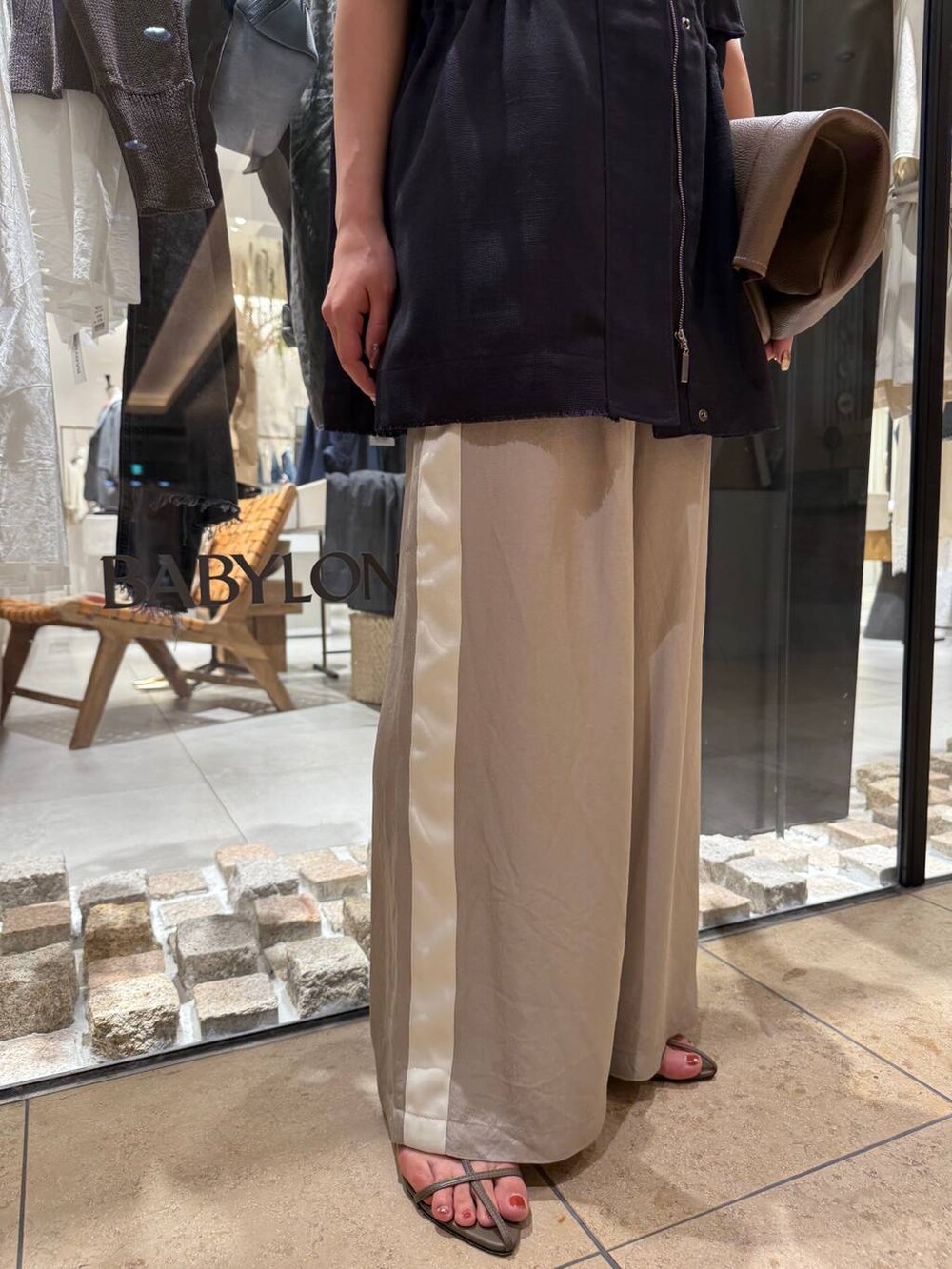 ベージュ系のその他パンツ、ベージュ系のサンダル、グレー系のベストを着用したレディースの春コーディネートの7枚目の写真