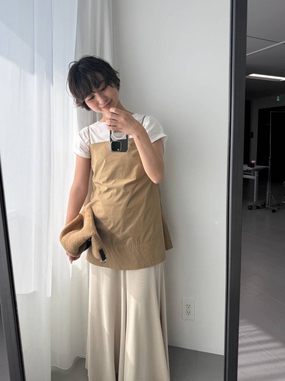 ホワイト系のTシャツ/カットソー、ベージュ系のスカート、ブラウン系のサンダルを着用したレディースの夏コーディネートの6枚目の写真