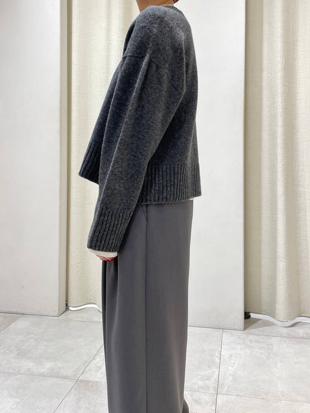 シルバー系のショルダーバッグ、ホワイト系のTシャツ/カットソー、グレー系のその他パンツを着用したレディースの冬コーディネートの5枚目の写真