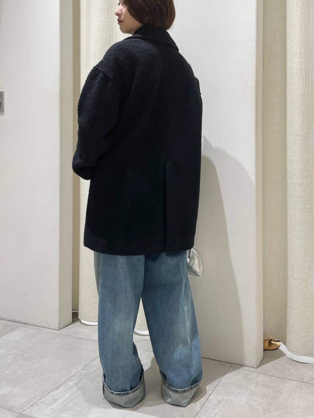 グレー系のスウェット、ブルー系のシャツ/ブラウス、ブルー系のデニムパンツを着用したレディースの秋コーディネートの3枚目の写真