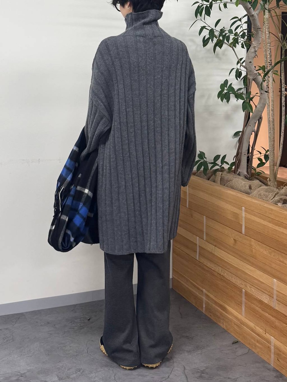 グレー系のワンピース、グレー系のその他パンツ、ブラック系のショルダーバッグを着用したレディースの秋コーディネートの2枚目の写真