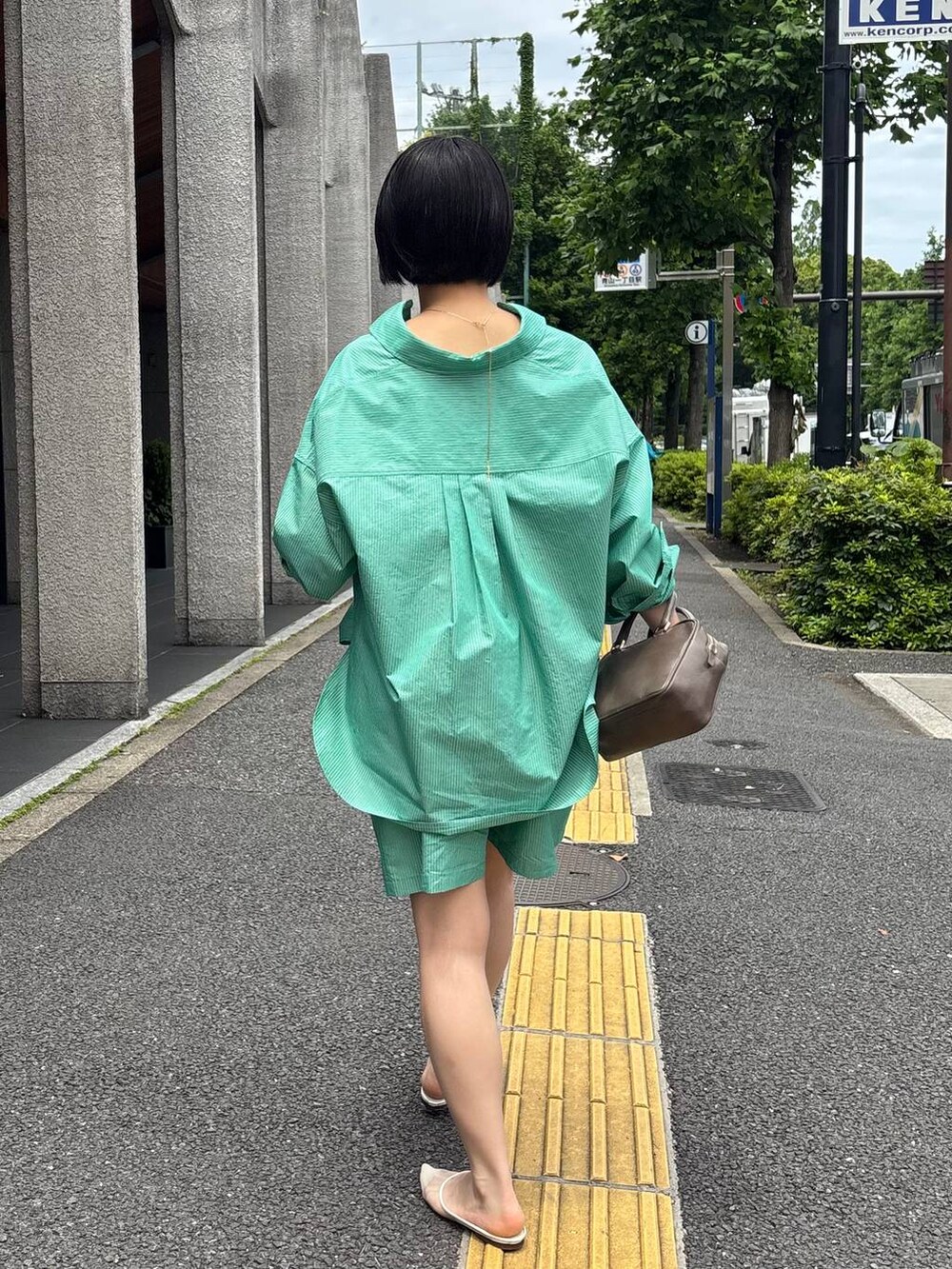 グリーン系のシャツ/ブラウス、グリーン系のその他パンツ、グレー系のショルダーバッグを着用したレディースの夏コーディネートの3枚目の写真