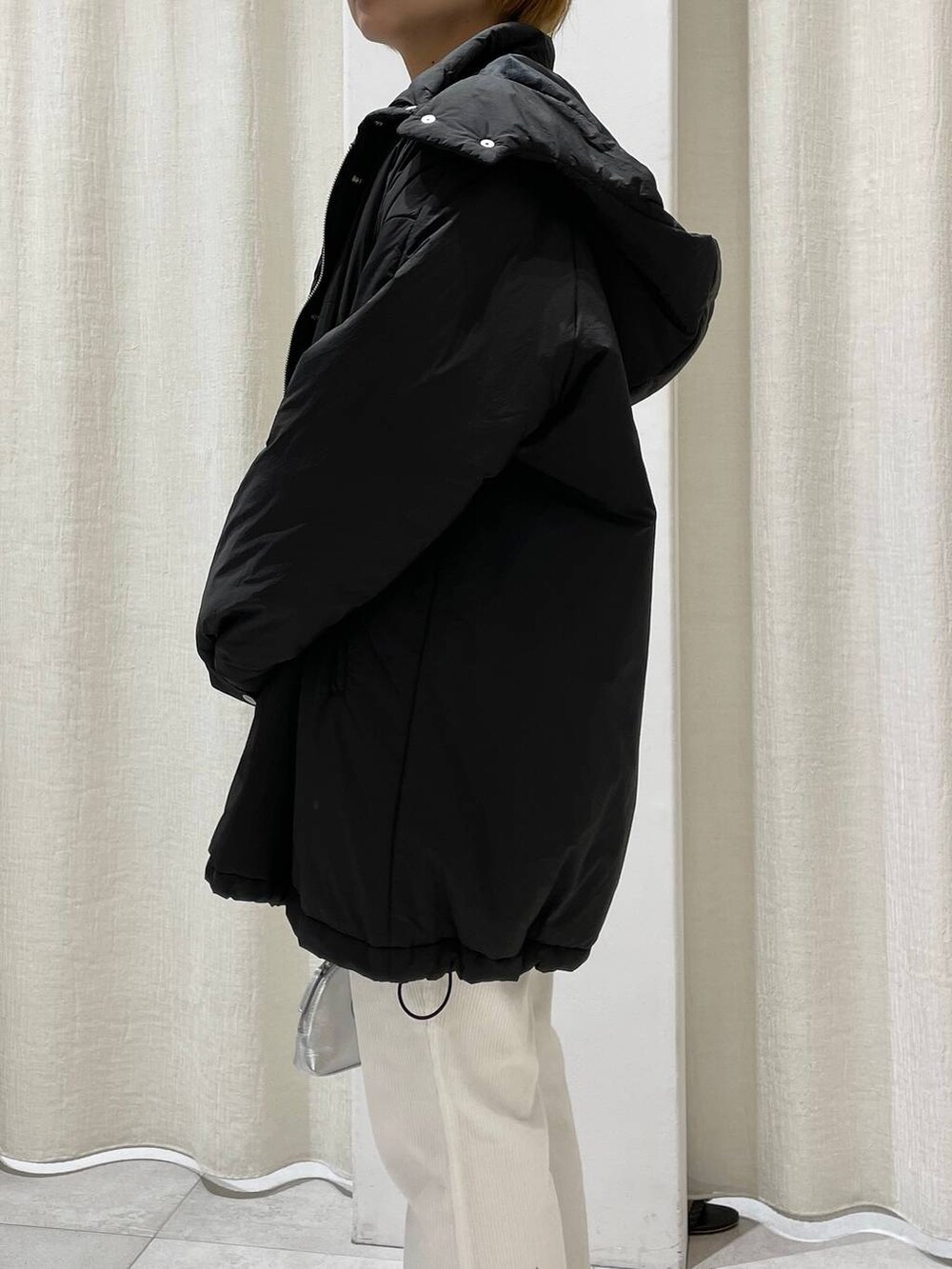 グレー系のブルゾン、ホワイト系のその他パンツ、グレー系のショルダーバッグを着用したレディースの冬コーディネートの3枚目の写真