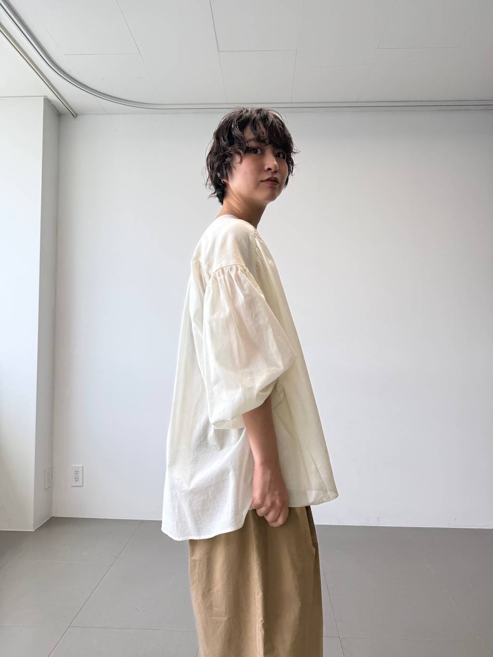 ベージュ系のシャツ/ブラウス、ブラウン系のサンダル、ベージュ系のその他パンツを着用したレディースの夏コーディネートの5枚目の写真