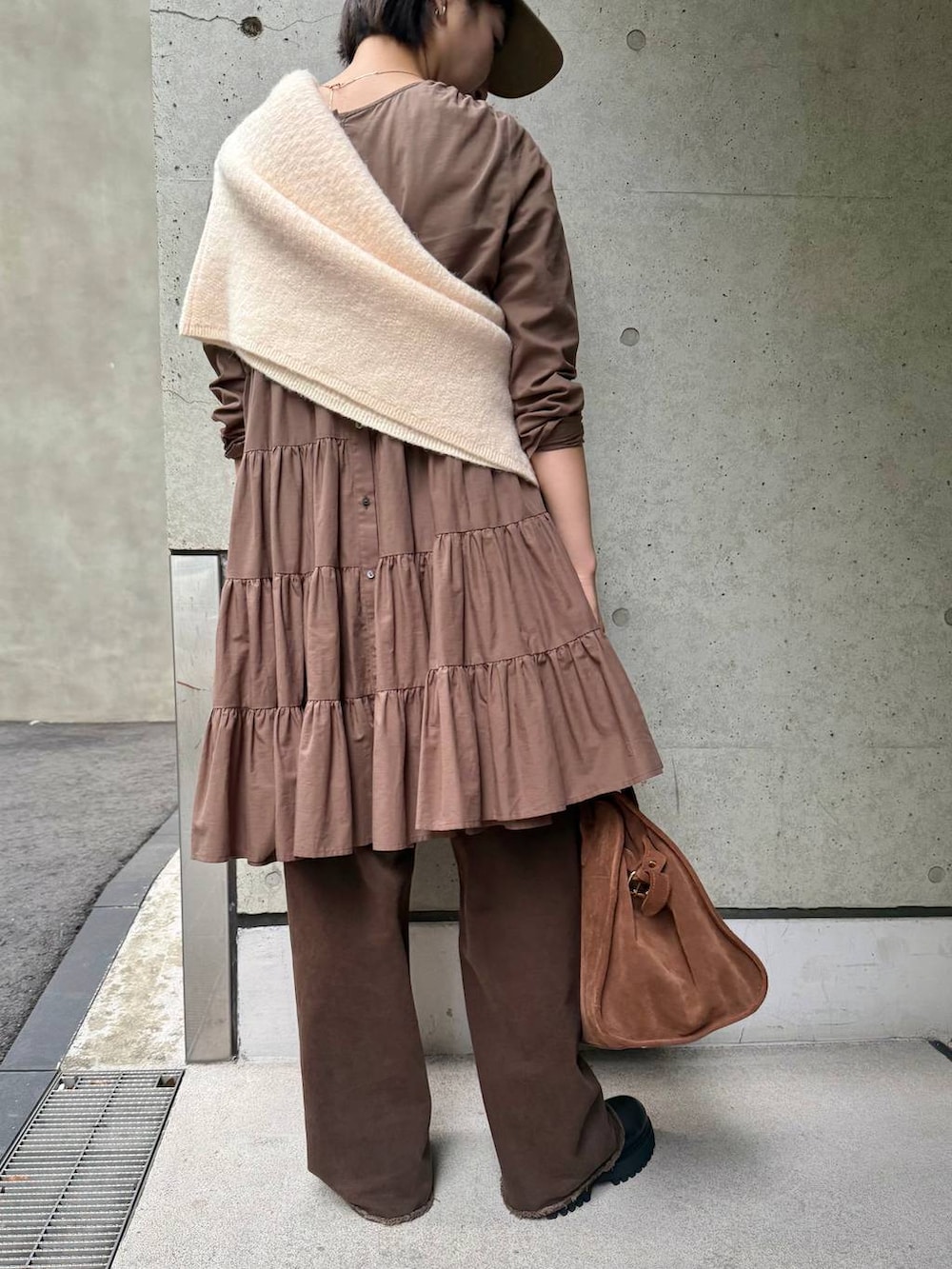 ホワイト系のニット/セーター、ブラック系のサンダル、ブラウン系のワンピースを着用したレディースの秋コーディネートの3枚目の写真
