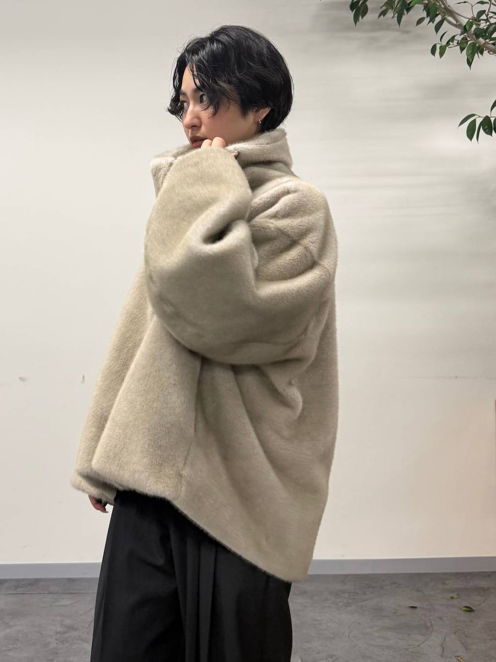 レッド系のパンプス、グレー系のその他パンツ、ベージュ系のムートンコートを着用したレディースの秋コーディネートの5枚目の写真