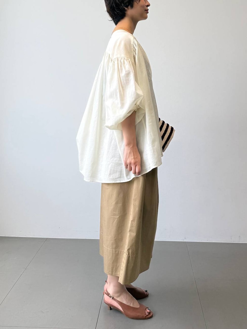 ベージュ系のシャツ/ブラウス、ブラウン系のサンダル、ベージュ系のその他パンツを着用したレディースの夏コーディネートの2枚目の写真