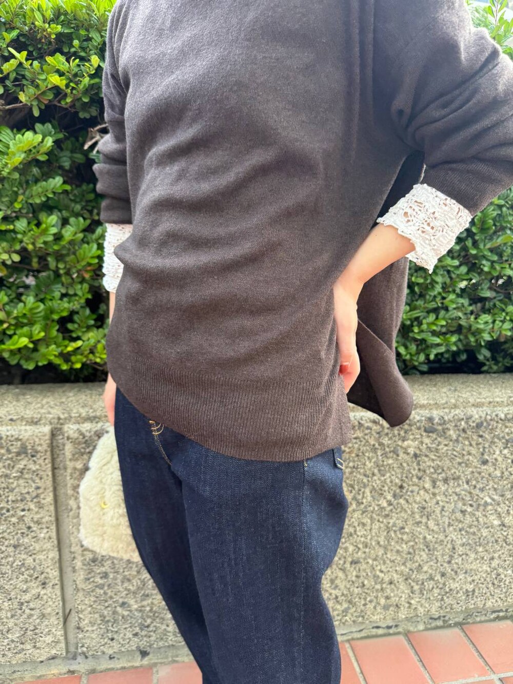 ホワイト系のTシャツ/カットソー、ブルー系のデニムパンツ、ブラウン系のニット/セーターを着用したレディースの夏コーディネートの3枚目の写真