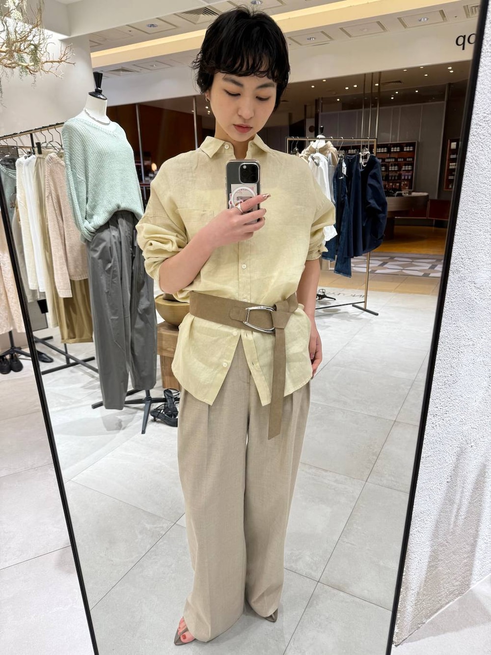 ベージュ系のサンダル、ベージュ系のシャツ/ブラウス、ベージュ系のスラックスを着用したレディースの春コーディネートの4枚目の写真