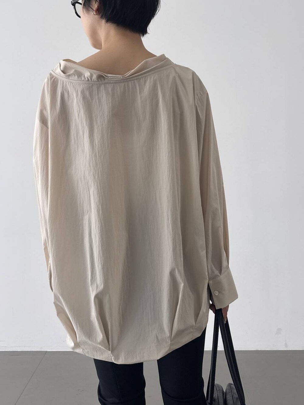 ブラック系のその他パンツ、ベージュ系のシャツ/ブラウス、ブラック系のボストンバッグを着用したレディースの春コーディネートの5枚目の写真