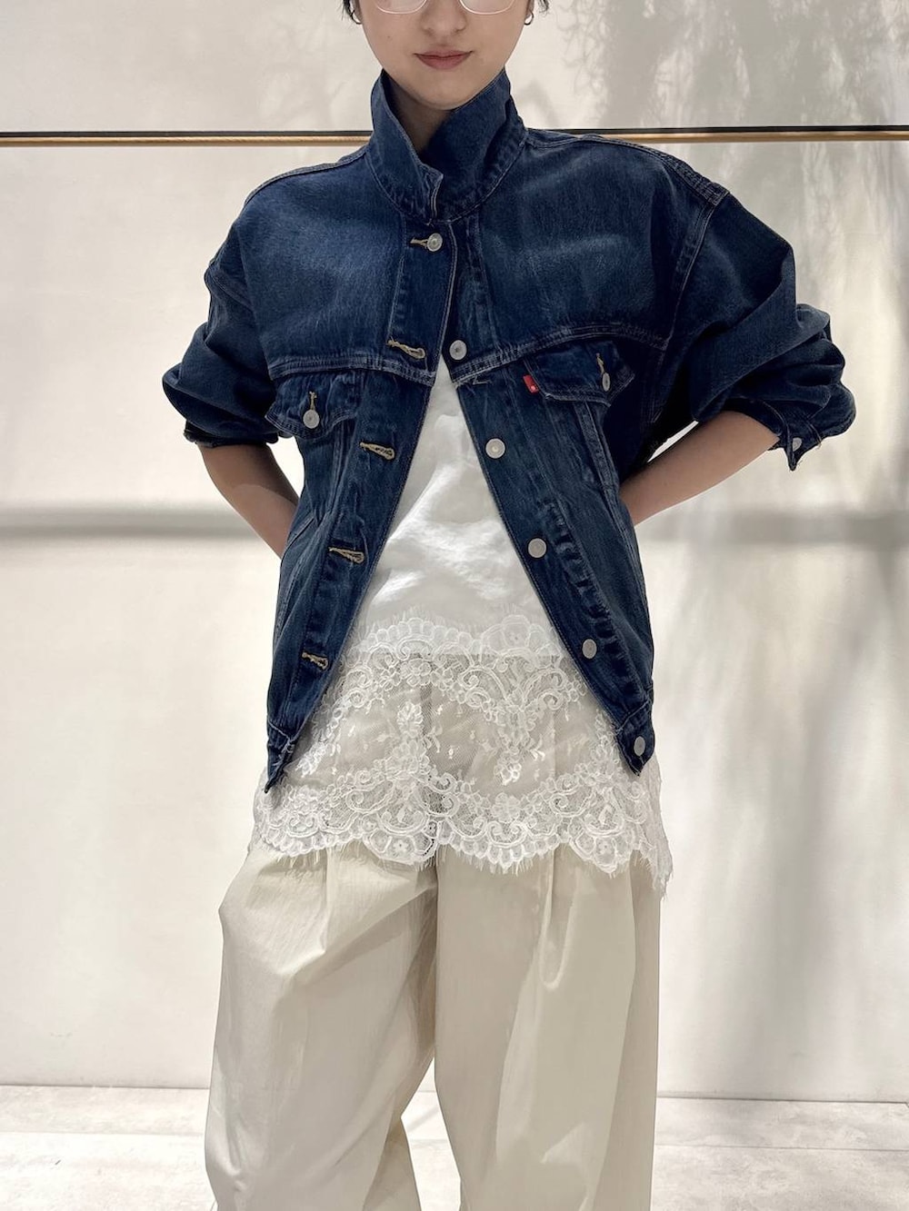 ホワイト系のキャミソール、ベージュ系のトレンチコート、ベージュ系のその他パンツを着用したレディースの冬コーディネートの4枚目の写真