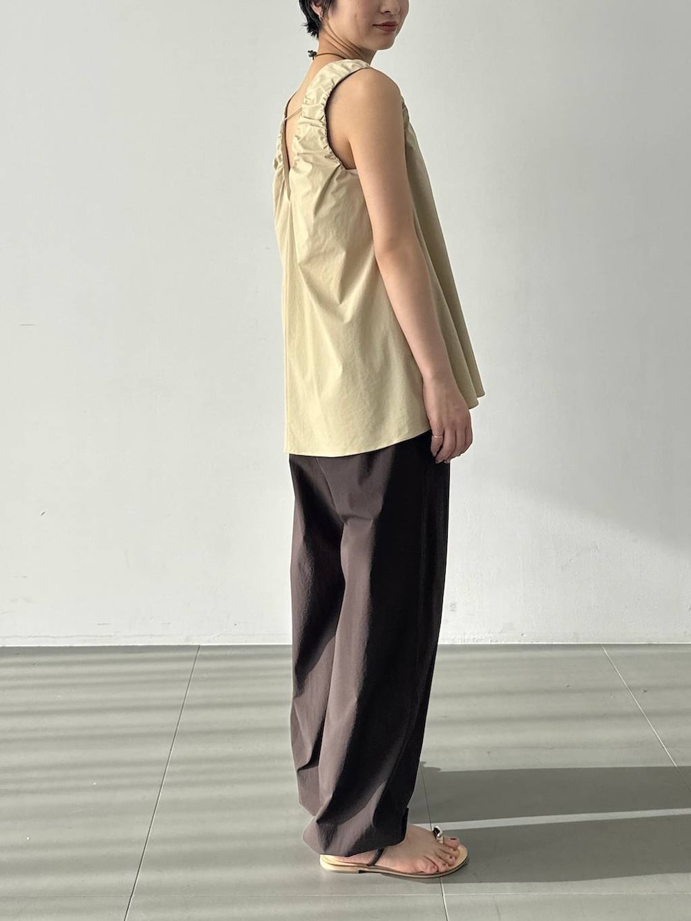 ブラウン系のその他パンツ、ベージュ系のシャツ/ブラウスを着用したレディースの春コーディネートの2枚目の写真