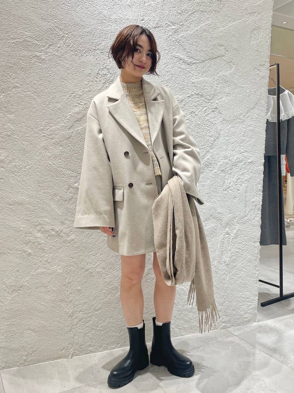 ブラック系のブーツ、ベージュ系のテーラードジャケット、ベージュ系のその他パンツを着用したレディースの冬コーディネートの2枚目の写真