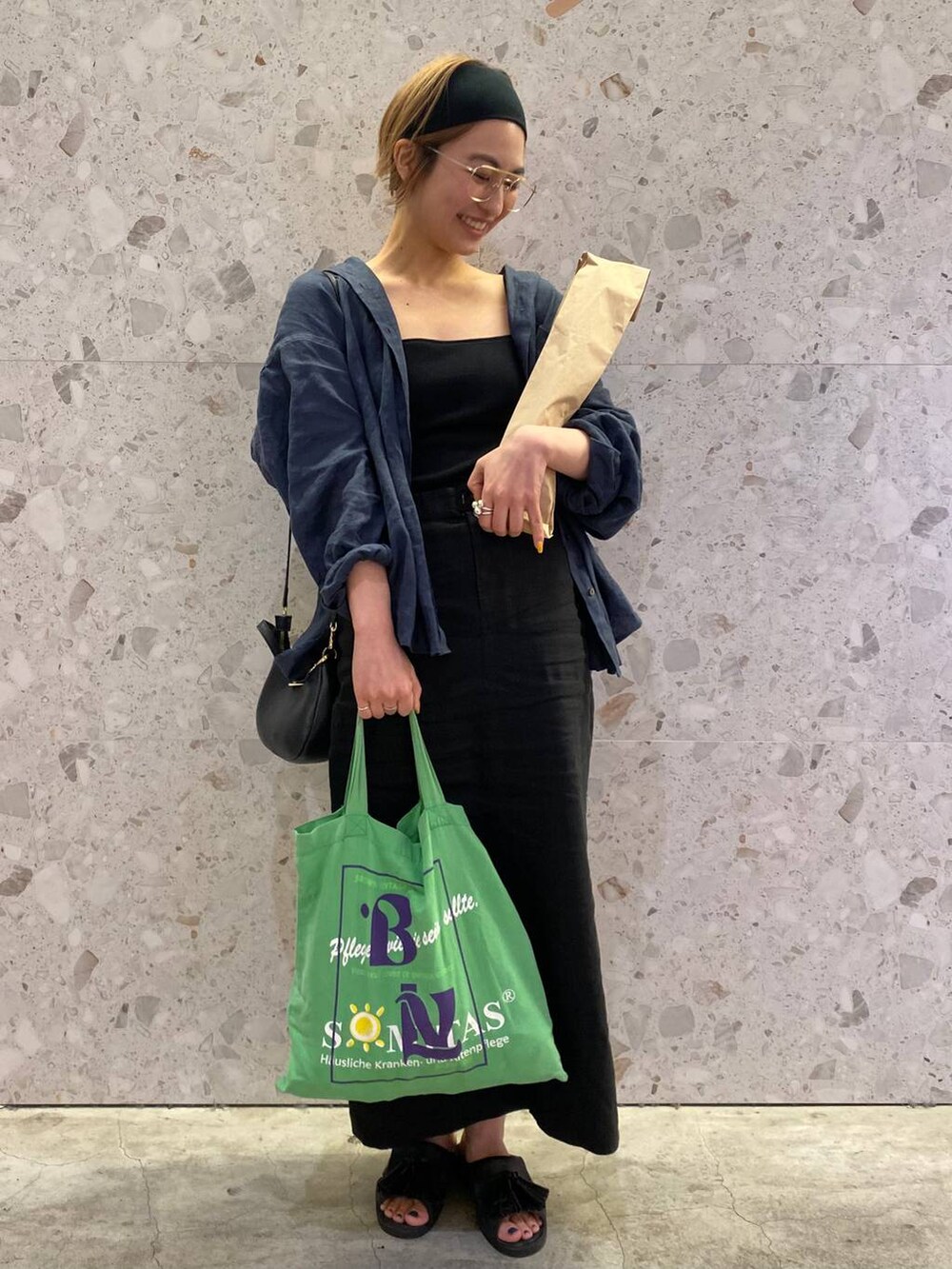 ブルー系のシャツ/ブラウス、ブラック系のキャミソール、ブラック系のスカートを着用したレディースの春コーディネートの2枚目の写真