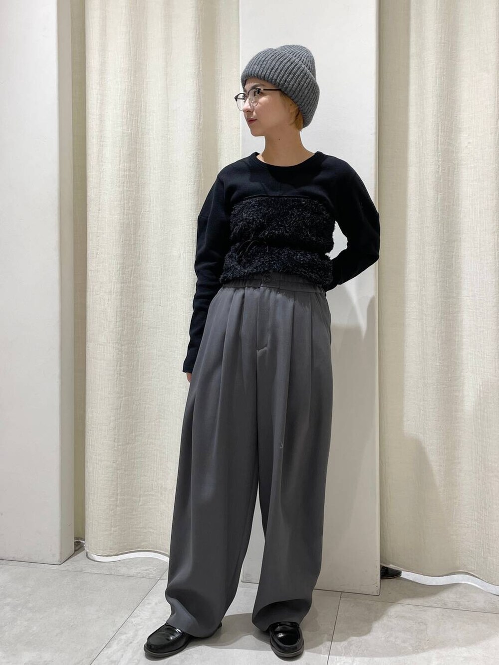 ブラック系のTシャツ/カットソー、グレー系のその他パンツ、ブラック系のバンダナ/スカーフを着用したレディースの冬コーディネートの2枚目の写真