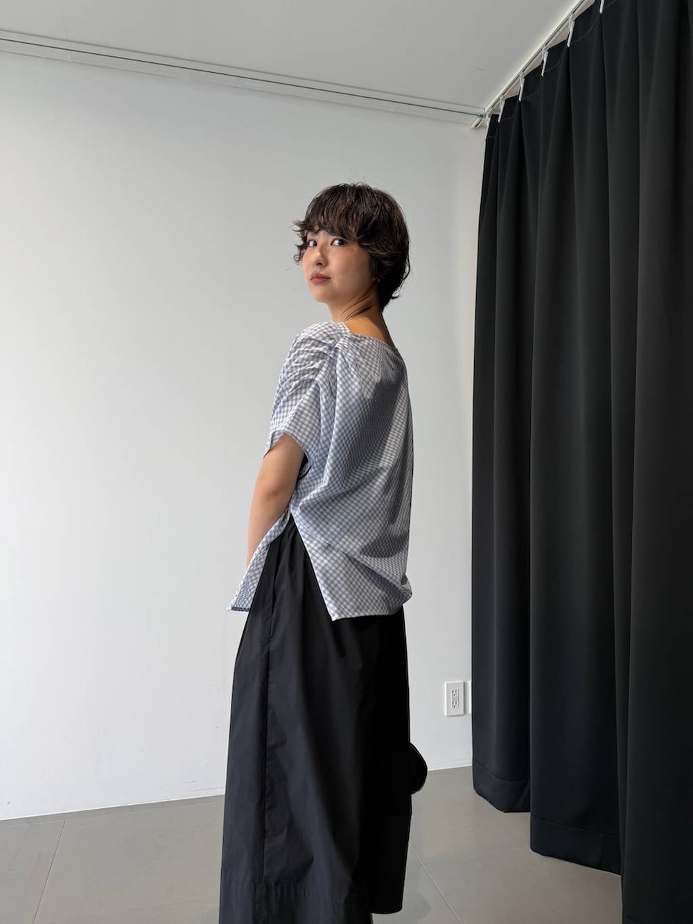 ブラック系のサンダル、ブラック系のハンドバッグ、ブルー系のシャツ/ブラウスを着用したレディースの夏コーディネートの4枚目の写真