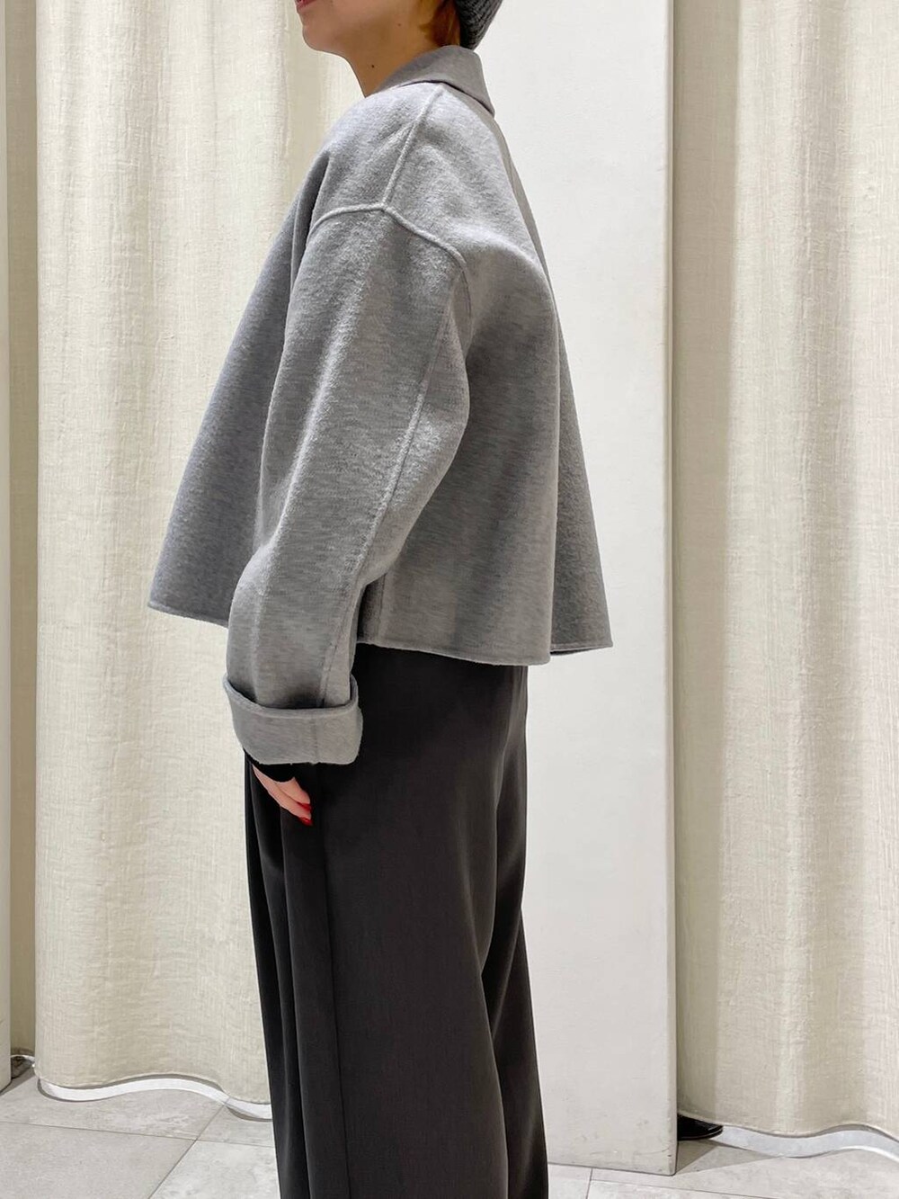 ブラック系のTシャツ/カットソー、グレー系のその他パンツ、グレー系のその他アウターを着用したレディースの冬コーディネートの4枚目の写真