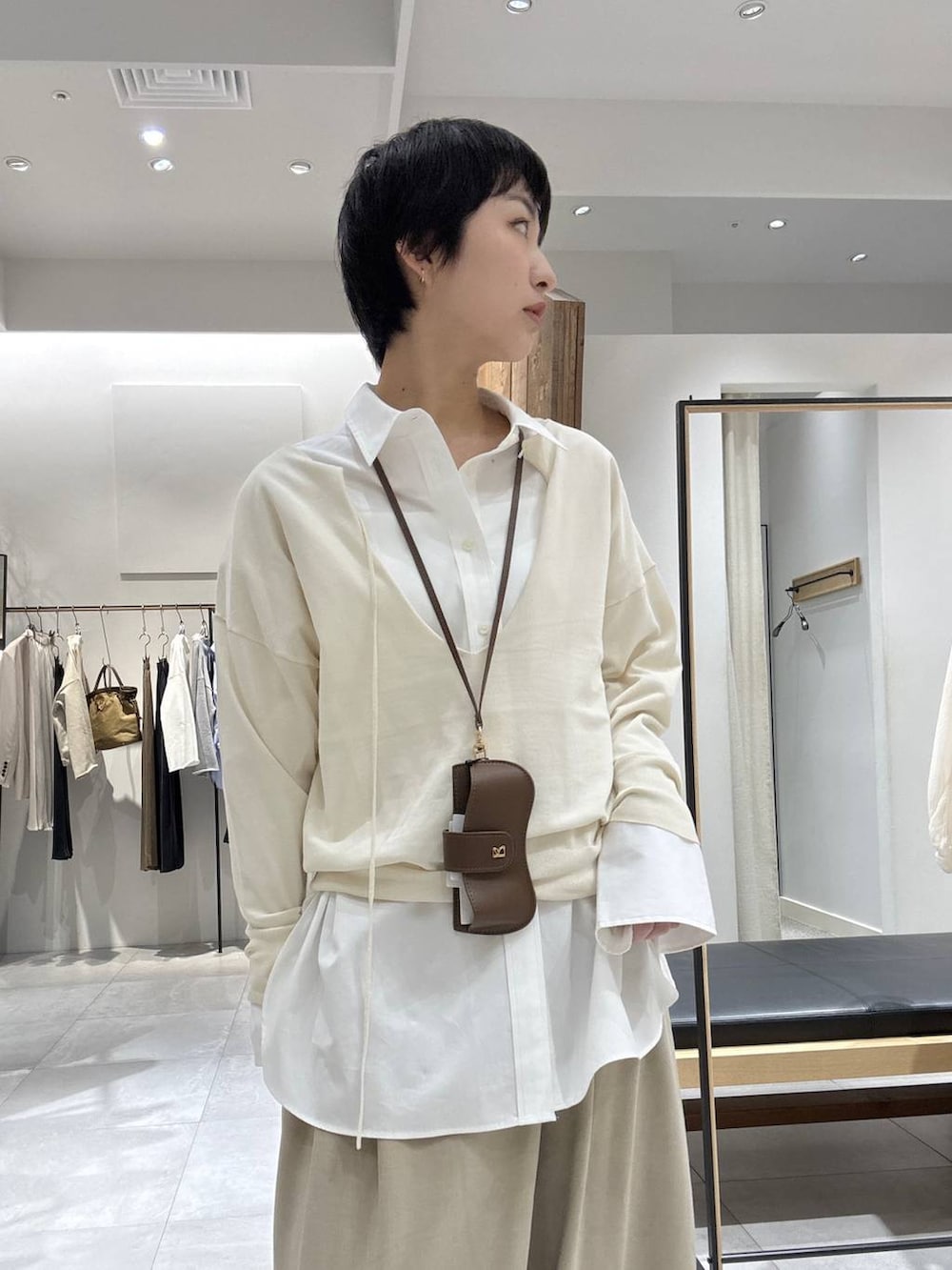 ホワイト系のシャツ/ブラウス、ベージュ系のその他パンツ、ホワイト系のニット/セーターを着用したレディースの冬コーディネートの4枚目の写真