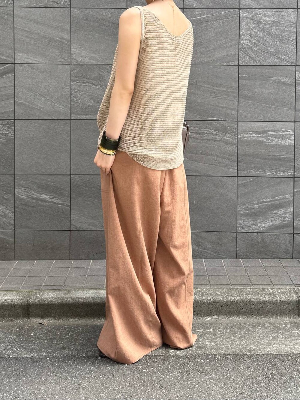 ブラウン系のその他パンツ、ベージュ系のタンクトップ、グレー系のショルダーバッグを着用したレディースの夏コーディネートの2枚目の写真